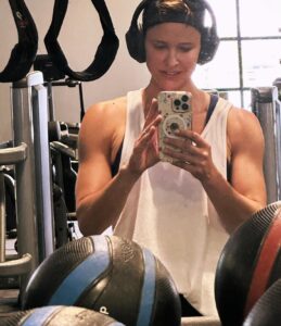 Jill Wagner Instagram - I’ve had so many people in my life laugh at my dream , tell me I couldn’t do it , that I was crazy , made fun of my transformation for the job or just simply didn’t like me for trying . This one’s for you guys . #ignorethehaters #dreambig