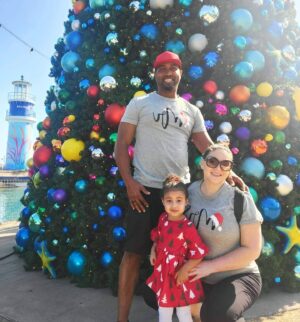 Jillian Faye Hall Instagram - Merry Christmas!! 🎄 #family #seaworldorlando #christmas2022