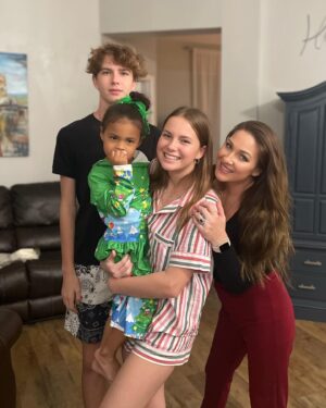 Jillian Faye Hall Instagram - Merry Christmas! ❤️💚 #floridachristmas #familytime #toddlersofinstagram #mommydaughter #2023 #merrychristmas