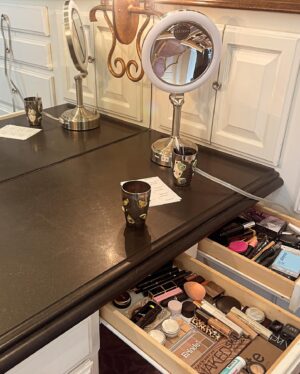 Jillian Warry Barberie Instagram - And it goes like this…………… 
Organizing for my beautiful friend @heatherlocklear #makeup #beauty #star #gorgeous #homedecor #organizing
