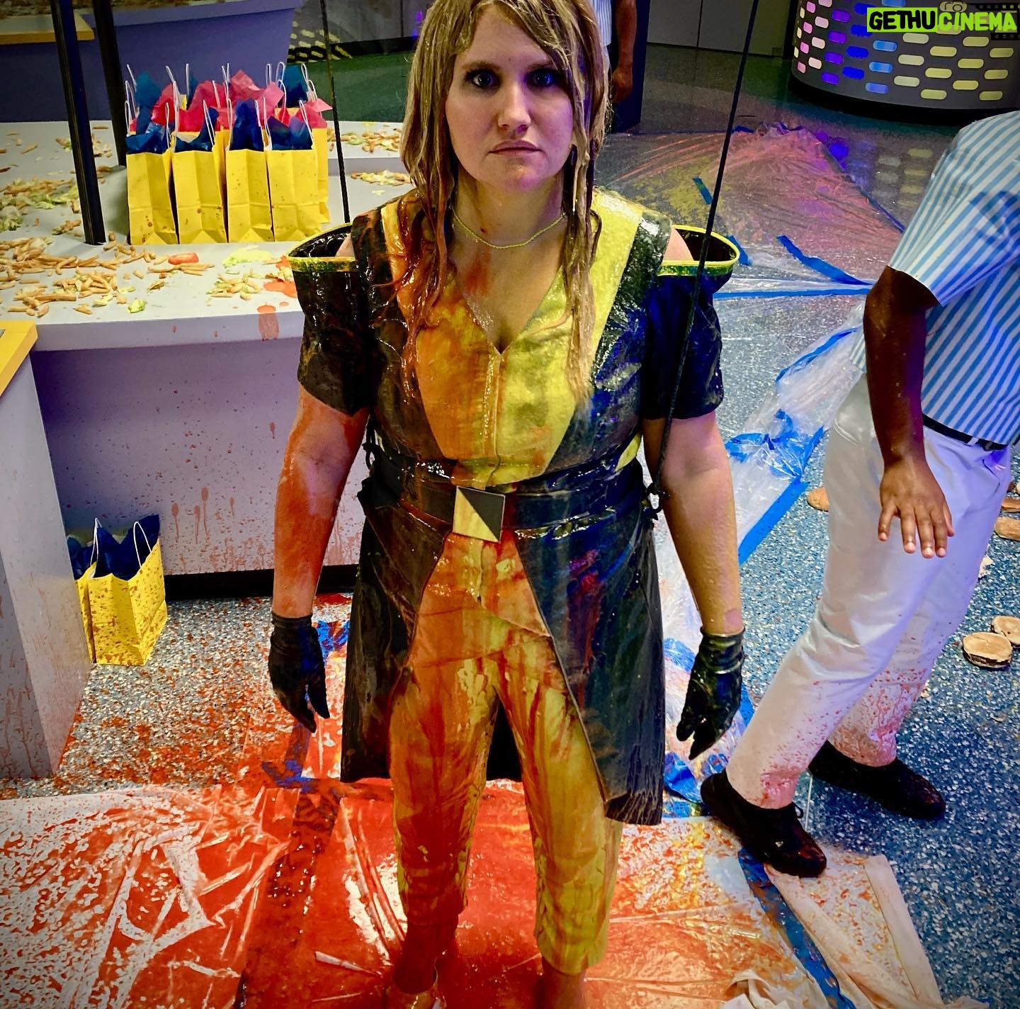 Jillian Bell Instagram - Thank you to everyone who watched Candy Cane Lane and Good Burger 2!!! 🎉🥳🎉🥳🎉🎄🍔🎄🍔❤️