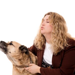 Jillian Bell Instagram - Got to take some pictures with the amazing @charlienunnphotography to raise money for @wagsandwalks 🐶❤️ The level of joy these babies add to my life is immeasurable. They have my whole heart. ❤️❤️❤️