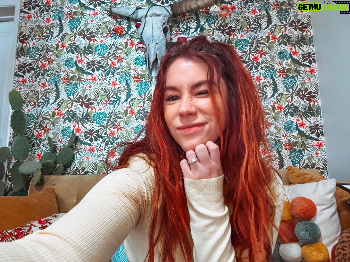 Jillian Rose Reed Instagram - Wanna hear a story about this wallpaper? πΈ the story is I had NO idea when I bought it that this botanical print had little tiny pills π all over it π itβs so strange but wonderful and we love this weird happy accident π΅πΈ swipe to take your meds π