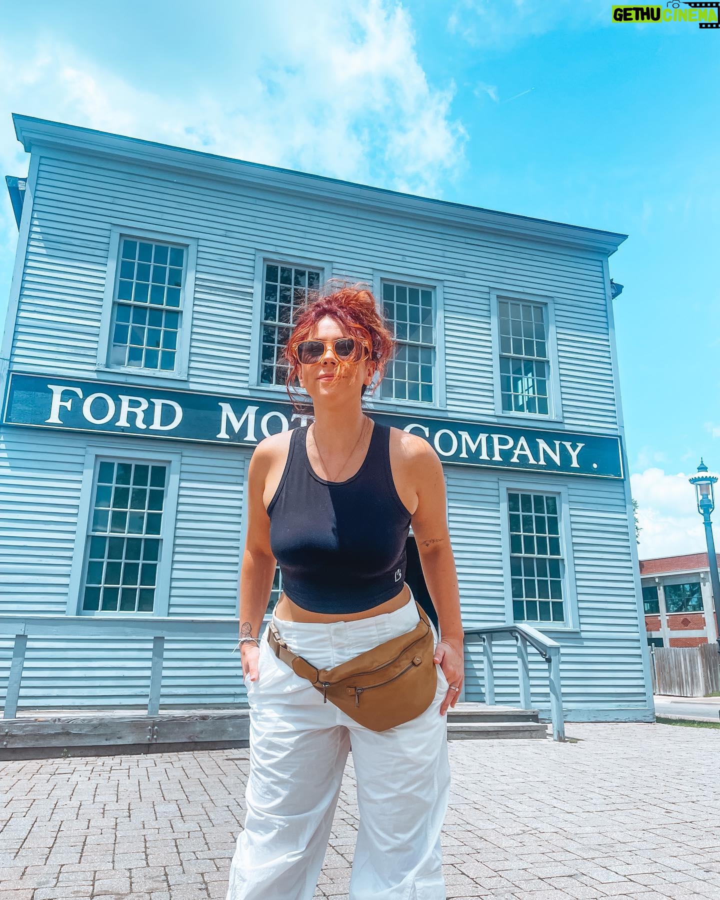 Jillian Rose Reed Instagram - 10/10 recommend being a tourist in your own hometown ✨✌🏼