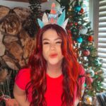 Jillian Rose Reed Instagram - Idk about you..but I’m feelin 32 ✨🎁that works, right? Swipe for a blast from the past 🎁🎄