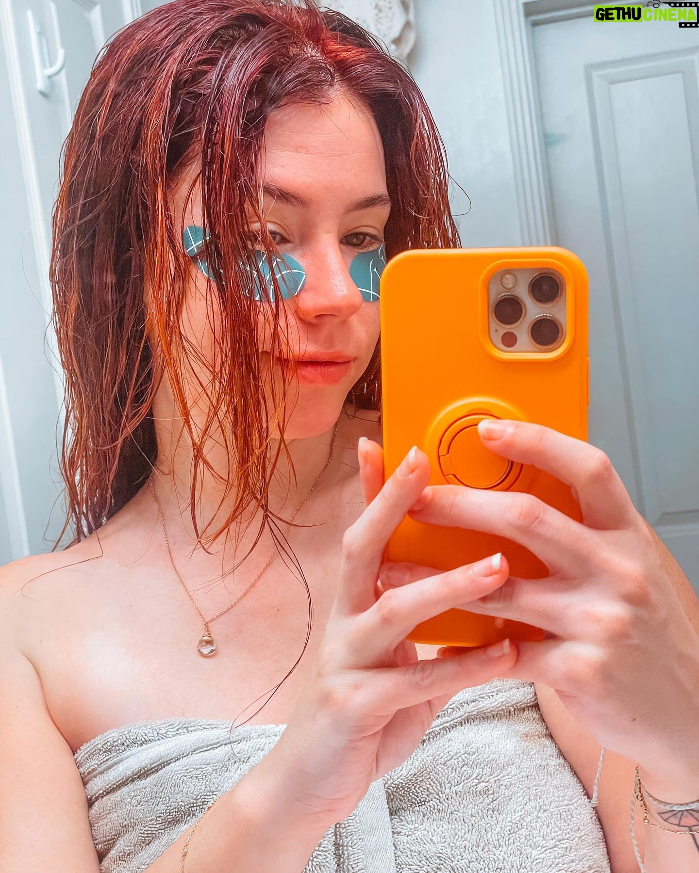 Jillian Rose Reed Instagram - 🧖🏻♀️🫧🤍 #sundaymood☀️ #dieuxskin