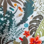 Jillian Rose Reed Instagram - Wanna hear a story about this wallpaper? 🌸 the story is I had NO idea when I bought it that this botanical print had little tiny pills 💊 all over it 😂 it’s so strange but wonderful and we love this weird happy accident 🌵🌸 swipe to take your meds 💊