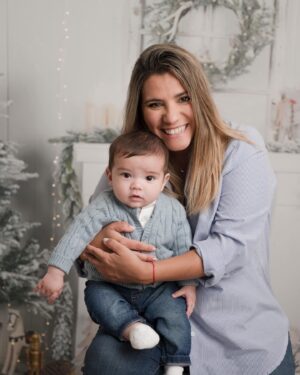 Jimena Píccolo Instagram - Atesorando momentos! 
Gracias @denisebarnfather.photography  por captar estas fotos!
Les juro que no puedo seleccionar algunas asique las voy a ir subiendo TODAS 

Primera navidad de Artemio 🎄