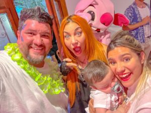 Jimena Píccolo Instagram - Para el baby shower de Artemio vinieron las Bandana a cantar y casi hacen que Artemio nazca antes de lo que salte 😂😂😂

Ahora bailamos los dos juntos con @lowrdez

#Juani6