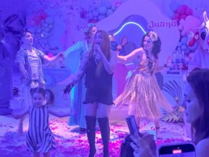 Jimena Píccolo Instagram - Para el baby shower de Artemio vinieron las Bandana a cantar y casi hacen que Artemio nazca antes de lo que salte 😂😂😂

Ahora bailamos los dos juntos con @lowrdez

#Juani6