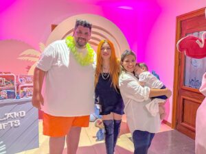 Jimena Píccolo Instagram - Para el baby shower de Artemio vinieron las Bandana a cantar y casi hacen que Artemio nazca antes de lo que salte 😂😂😂

Ahora bailamos los dos juntos con @lowrdez

#Juani6