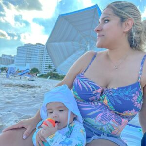 Jimena Píccolo Instagram - Primer verano con Artemio 🩵

El traje de baño que ven es mi elegido de @luzdemaroficial 

No se olviden que hasta el 31/1 tiene tiempo para usar el descuento del 10%  usando el código JIMEPICCOLO10