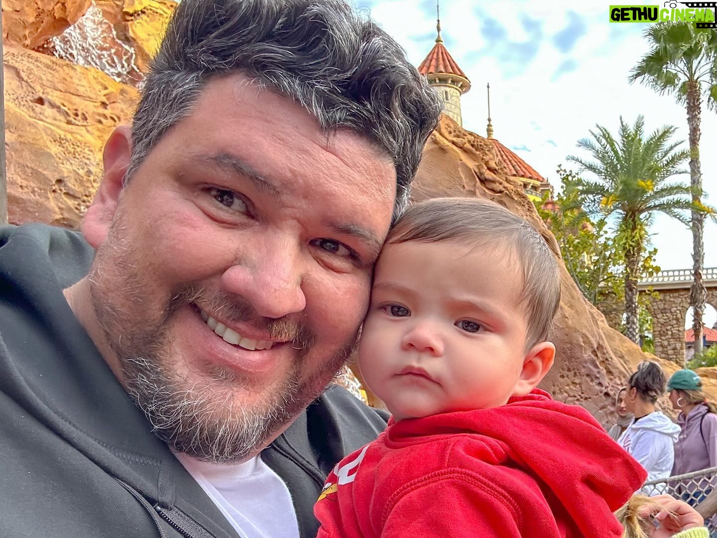 Jimena Píccolo - 2.6K Likes - Hace un año les contaba en este mismo lugar que estaba embarazada, ahora volví con Artemio ya en brazos.
Es increíble lo rápido que pasa el tiempo y lo mágico que volviste mi mundo hijo.
Le pido al universo seguir que me de vida para acompañarte en todas tus etapas y poder venir a este mundo mágico un millón de veces juntos 🩵