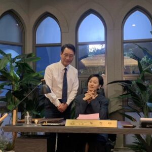 Jin Kyung Instagram - 아성영재학교 최고의 파트너 
교감선생님과 함께~🎶
죽이 척척! 
#멜랑꼴리아 #촬영장