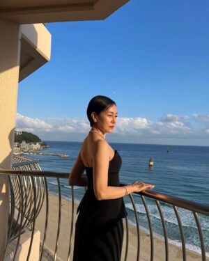 Jin Kyung Instagram - _
부산에서의 근사한 추억 🌊
BIFF 레드 카펫 행사를 앞두고 
뷰가 멋진 대기실에서 한 컷 찍어봤어요 💙
#부산 #부산국제영화제 #biff