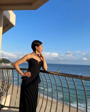 Jin Kyung Instagram - _
부산에서의 근사한 추억 🌊
BIFF 레드 카펫 행사를 앞두고 
뷰가 멋진 대기실에서 한 컷 찍어봤어요 💙
#부산 #부산국제영화제 #biff