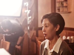 Jin Kyung Instagram - .
돌아온 낭만닥터 김사부 3 재미있었나요?
오명심도 여전히 멋있었나요?ㅎㅎ

오늘 방송도 많이 봐주시길 바라면서..
촬영장 사진 대방출합니다♥♥

이따 밤 10시 SBS 본방사수~!!🫰

#낭만닥터김사부3 #수쌤 #오명심 #본방사수