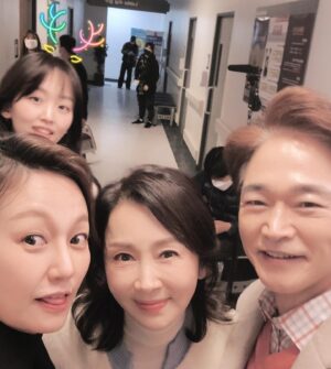 Jin Kyung Instagram - 고맙고 즐거웠던 삼광 식구들 안녕~
오늘 막방도 본방사수❤️
#오삼광빌라 #정민재 #마지막촬영날
