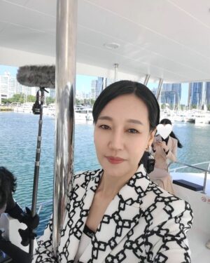 Jin Kyung Instagram - 즐거웠던 열녀박씨 계약결혼뎐 촬영장에서🤍

황이사님~ 그 커다란 머리는 장식이냐고 나쁜말해서 미안해요
진경 아니고 혜숙이가 한 말이에요🤭
예쁜 사진 너무 고마워요 @junhyeok.lee.393

여러분 오늘 밤 9시 50분 MBC에서 또 만나요🧡
채널고정!!

#열녀박씨계약결혼뎐 #진경 #민혜숙 #본방사수