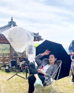 Jin Kyung Instagram - .
창원에서 열심히 촬영 중!
태양을 피하는 방법 ☀️☂️
#ENA #넷플릭스 #이상한변호사우영우 #태수미