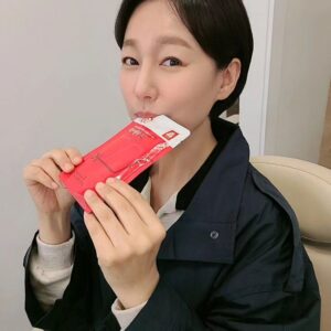 Jin Kyung Instagram - #광고

오늘도 즐겁게 촬영. 즐촬중♡
매일 이어지는 촬영에 정신없을 때도 있지만
여러분께 새 작품으로 인사드릴 생각을 하면 항상 설레요🥰

즐거운 연기 계속할 수 있도록
정관장 화애락진과 함께 건강도 잘 챙기고 있답니다!💕

어버이날이 다가오니 선물로도 너무 좋을 것 같은데요~
가정의달 세일도 하고 있다고 하니,
존재만으로도 힘이 되는 어머니를 위해서
화애락진으로 어머니의 즐거운 인생을 응원해 보는 건 어떨까요?😘
@kgc_mall

제조원 및 판매원 : ㈜한국인삼공사
#정관장 #화애락진 #어버이날선물
