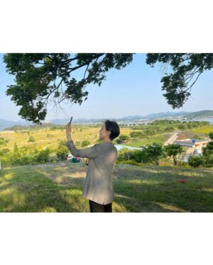 Jin Kyung Instagram - .
여기는 창원!
‘이상한 변호사 우영우’ 촬영차 방문했는데
가슴이 뻥! 뚫리는 경치에 반해버렸어요 💚
첫방이 얼마 남지 않았네요~
조금만 더 기다려주세요! 
#ENA #넷플릭스 #이상한변호사우영우 #태수미