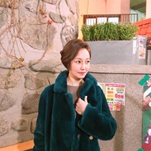Jin Kyung Instagram - 연애는언제하나정민재^^;; 매니저와깡패놀이ㅋ^^
#오삼광빌라#정민재#매니저#깡패#코트빨