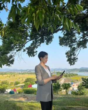 Jin Kyung Instagram - .
여기는 창원!
‘이상한 변호사 우영우’ 촬영차 방문했는데
가슴이 뻥! 뚫리는 경치에 반해버렸어요 💚
첫방이 얼마 남지 않았네요~
조금만 더 기다려주세요! 
#ENA #넷플릭스 #이상한변호사우영우 #태수미