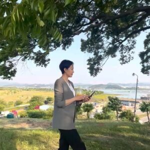 Jin Kyung Instagram - .
여기는 창원!
‘이상한 변호사 우영우’ 촬영차 방문했는데
가슴이 뻥! 뚫리는 경치에 반해버렸어요 💚
첫방이 얼마 남지 않았네요~
조금만 더 기다려주세요! 
#ENA #넷플릭스 #이상한변호사우영우 #태수미