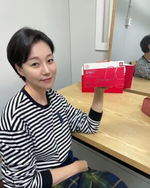 Jin Kyung Instagram - #광고

오늘도 즐겁게 촬영. 즐촬중♡
매일 이어지는 촬영에 정신없을 때도 있지만
여러분께 새 작품으로 인사드릴 생각을 하면 항상 설레요🥰

즐거운 연기 계속할 수 있도록
정관장 화애락진과 함께 건강도 잘 챙기고 있답니다!💕

어버이날이 다가오니 선물로도 너무 좋을 것 같은데요~
가정의달 세일도 하고 있다고 하니,
존재만으로도 힘이 되는 어머니를 위해서
화애락진으로 어머니의 즐거운 인생을 응원해 보는 건 어떨까요?😘
@kgc_mall

제조원 및 판매원 : ㈜한국인삼공사
#정관장 #화애락진 #어버이날선물