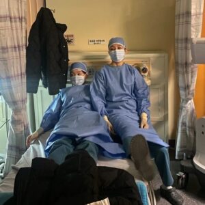 Jin Kyung Instagram - .
다시 만나 반가운 성경이와 함께♡
왜 이렇게 지쳤을까요? ㅎㅎ

모두 즐거운 설 연휴 보내세요~☺️🐰

#SBS #낭만닥터김사부3 #오명심 #차은재 #수쌤