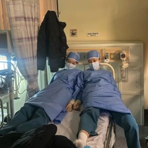 Jin Kyung Instagram - .
다시 만나 반가운 성경이와 함께♡
왜 이렇게 지쳤을까요? ㅎㅎ

모두 즐거운 설 연휴 보내세요~☺️🐰

#SBS #낭만닥터김사부3 #오명심 #차은재 #수쌤