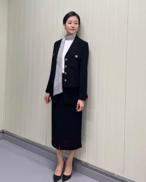 Jin Kyung Instagram - 열촬 중!
오랜만이죠? 😊 
인사가 조금 늦었지만 생일에 보내주신 선물과 따뜻한 마음들 잘 받았어요 🙏🏻
덕분에 힘내서 열심히 촬영 중입니다!
항상 고맙고 사랑해요 여러분 😍❤️
곧 작품에서 좋은 모습으로 찾아뵐게요~