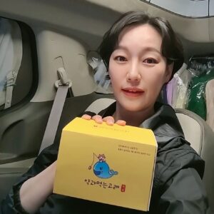 Jin Kyung Instagram - 내 친구의 새로운 야심작!! 
진짜 진짜 진짜 맛있는 페스츄리 약과에요 🥮

#약과먹는고래 #페스츄리약과 #약과 #수제약과 #수제간식 #mz간식 #간식 #먹스타그램 #맛스타그램 #진경