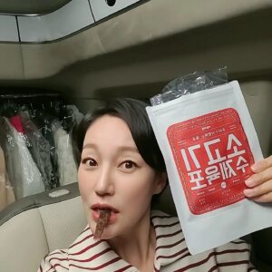Jin Kyung Instagram - 내친구가 직접 만들어서 선물해준 수제육포! 너무 고소하고 맛있어서 여러분과 공유해요~~
찐건강한 베들레햄수제육포♡
#수제간식#간식#육포#베들레햄육포#수제육포#먹스타그램#맛스타그램#와인안주#안주#와인#월수금화목토#진경