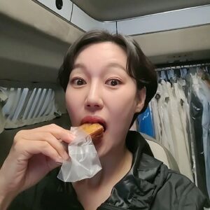 Jin Kyung Instagram - 내 친구의 새로운 야심작!! 
진짜 진짜 진짜 맛있는 페스츄리 약과에요 🥮

#약과먹는고래 #페스츄리약과 #약과 #수제약과 #수제간식 #mz간식 #간식 #먹스타그램 #맛스타그램 #진경