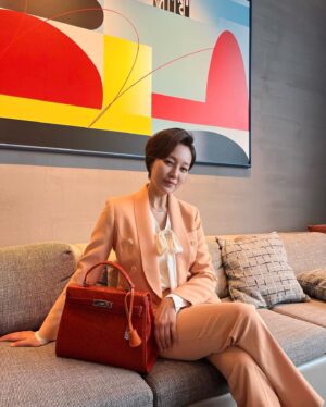 Jin Kyung Instagram - _
‘월수금화목토' 하는 날~
오늘도 본방 함께해 주세요 🧡

#tvN #월수금화목토 #유마담 #본방사수
