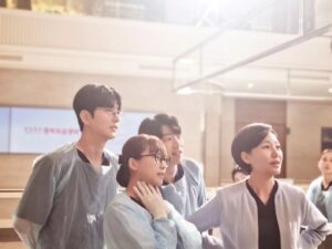 Jin Kyung Instagram - .
사랑하는 돌담즈💙💙💙
장실장님~ 우리 그만좀 싸웁시다ㅎㅎ

이따 10시에 돌담병원에서 만나요🏥

#낭만닥터김사부3 #수쌤 #오명심 #돌담즈 #본방사수