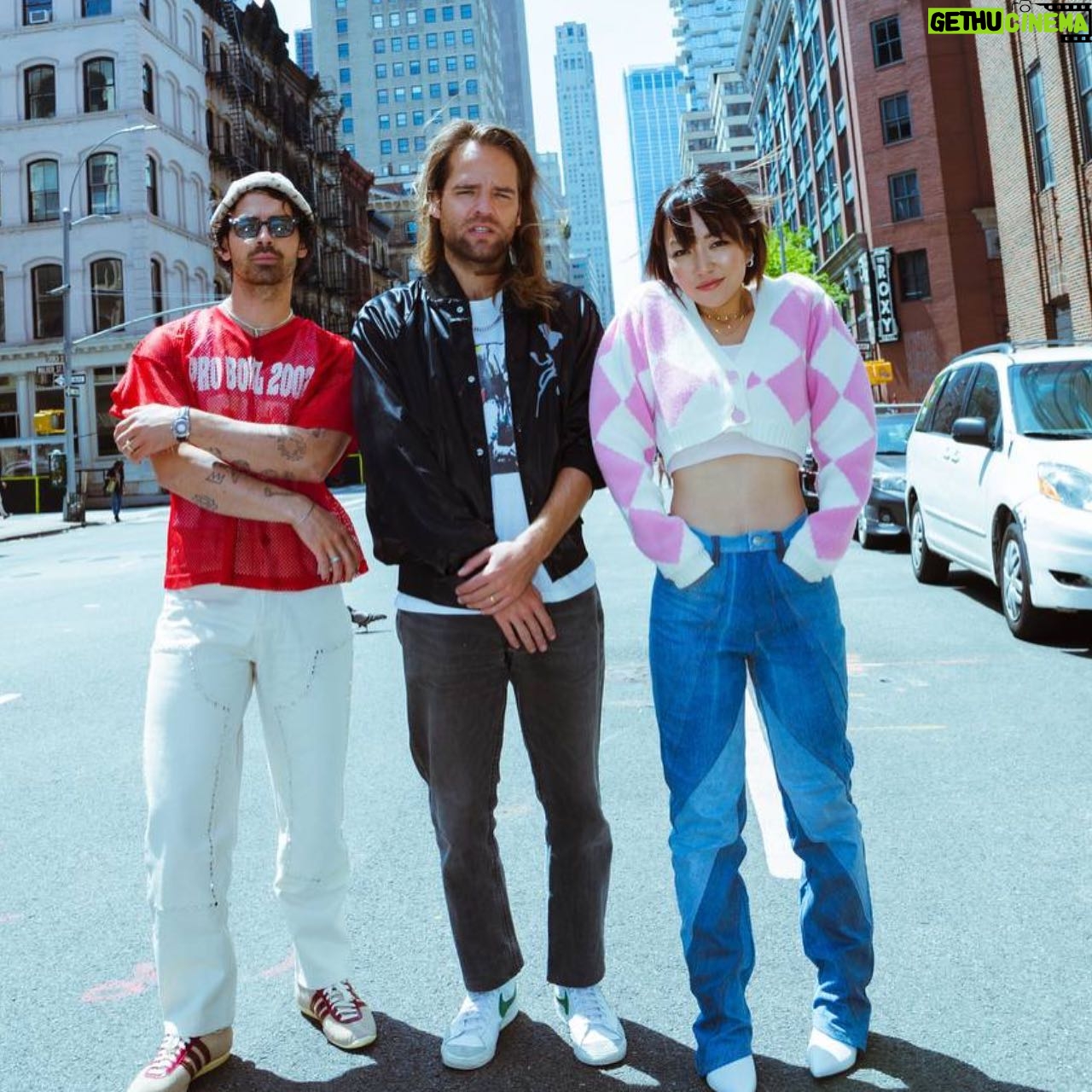 JinJoo Lee Instagram - If you like our new song GOT ME GOOD then give me 🫠🫠ðŸ«