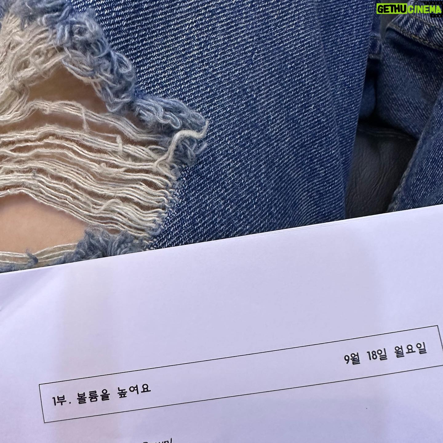 Jin Ki-joo Instagram - 여러분 어서 들을 준비하세요!!! 도와줘요 여러분 🫨🫨🫨