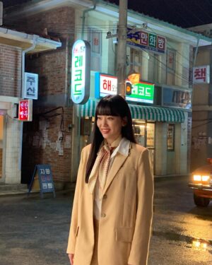Jin Ki-joo Instagram - 해와달 사이에 하염없이 서 있었고…🧢