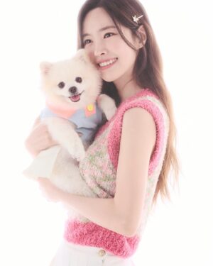 Jin Se-yeon Instagram - ⠀
#헤이마리
#헤이마리5월호
⠀
레오와 예쁜 추억 만들었어요🐶❣️