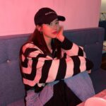 Jin Se-yeon Instagram – 요즘엔 웃으면서 찍으면 안된대요 ;;
⠀
mz따라가기 힘들당 🙃