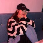 Jin Se-yeon Instagram – 요즘엔 웃으면서 찍으면 안된대요 ;;
⠀
mz따라가기 힘들당 🙃
