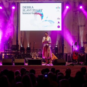 Jitka Čvančarová Instagram - Radost i slzy. Podpora, laskavost, sounáležitost. Očekávání i vzpomínky. Tohle všechno a mnohem víc se podařilo vložit do jednoho vzácného večera. Povedlo se to díky velké spoustě báječných lidí.

❤️🙏 Díky skvělým hostům z řad "Motýlků", lékařů i našich podporovatelů, kteří přišli 29. února do Pražské křižovatky oslavit 20 let od založení DEBRA ČR. 

🤍🦋 Díky jedinečným interpretům, kteří jsou s osudy pacientů i s Debrou pevně spojeni  @tomas_klus @janjelenband @gospel.limited @jana_b_mareckova a na prvním místě samozřejmě naše patronka @jitkacvancar_official 

💙🤗 Díky stovkám lidí s dobrým srdcem, kteří se za 20 let, co DEBRA ČR pomáhá, zapojili do přímé péče o "Motýlky", do osvětových kampaní a do všech projektů se společným cílem - usnadnit život rodinám, do kterých zasáhla nemoc motýlích křídel. 

Budeme na tento večer ještě dlouho vzpomínat a děkovat. Některé okamžiky si zaslouží zvláštní pozornost a proto vám je budeme přinášet postupně. K tomu nám pomůžou krásné fotky od  @fotohavlin a taky @lukasbiba. Díky oběma!

🦋 DÍKY, ŽE JSTE NADOTEK 🦋
@libena_rochova 
@anetavignerova
@andreaapostolu_muah 
Roman Kraus
@honzaseideljan 
@petrcadek_official
@matejjuhar
@musil__lukas
@michalkempny
@danielpribyl74
@lukasmensator51
@marie_babickova
@prazska_krizovatka 
@delikatesky @bistrono.2 
@crossaudio.cz 
@led_gear 
@ydcapital