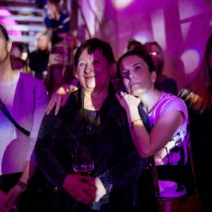 Jitka Čvančarová Instagram - Radost i slzy. Podpora, laskavost, sounáležitost. Očekávání i vzpomínky. Tohle všechno a mnohem víc se podařilo vložit do jednoho vzácného večera. Povedlo se to díky velké spoustě báječných lidí.

❤️🙏 Díky skvělým hostům z řad "Motýlků", lékařů i našich podporovatelů, kteří přišli 29. února do Pražské křižovatky oslavit 20 let od založení DEBRA ČR. 

🤍🦋 Díky jedinečným interpretům, kteří jsou s osudy pacientů i s Debrou pevně spojeni  @tomas_klus @janjelenband @gospel.limited @jana_b_mareckova a na prvním místě samozřejmě naše patronka @jitkacvancar_official 

💙🤗 Díky stovkám lidí s dobrým srdcem, kteří se za 20 let, co DEBRA ČR pomáhá, zapojili do přímé péče o "Motýlky", do osvětových kampaní a do všech projektů se společným cílem - usnadnit život rodinám, do kterých zasáhla nemoc motýlích křídel. 

Budeme na tento večer ještě dlouho vzpomínat a děkovat. Některé okamžiky si zaslouží zvláštní pozornost a proto vám je budeme přinášet postupně. K tomu nám pomůžou krásné fotky od  @fotohavlin a taky @lukasbiba. Díky oběma!

🦋 DÍKY, ŽE JSTE NADOTEK 🦋
@libena_rochova 
@anetavignerova
@andreaapostolu_muah 
Roman Kraus
@honzaseideljan 
@petrcadek_official
@matejjuhar
@musil__lukas
@michalkempny
@danielpribyl74
@lukasmensator51
@marie_babickova
@prazska_krizovatka 
@delikatesky @bistrono.2 
@crossaudio.cz 
@led_gear 
@ydcapital