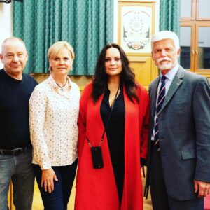 Jitka Čvančarová Instagram - ...
Generala Petra Pavla osobne znam 
jako laskaveho, 
zdrave sebevedomeho gentlemana, 
ktery je vzdy uvazlivy, 
nikym nemanipulovatelny,
a ktery umi mluvit s nadhlem.
Jeho lidske vlastnosti a neoddiskutovatelne odborné znalosti , jsou pro me zarukou 
jeho schopnosti 
vykonavat uctyhodne a odpovedne funkci prezidenta Ceske republiky.

Jitka Cvancarova
herecka, 
vyslankyně dobre vule OSN UNICEF, patronka charitativni org. DEBRA CR

... pridavam fotky, z obcanskych debat a diskuzi,
ktere jsme spolecne s Vaclavem Marhoulem 
v minulych mesicich, vedli na ruznych mistech Ceske republiky, s panem gen.Petrem Pavlem.

#❤️ 
...
PS:
Jeste tedy zjevne, pro nektere nutnou poznamku,
neb nekteri stale posuzuji dle zpusobu
 "podle sebe, soudim tebe", coz predevsim vypovida 
o kvalite vlastniho zivota.
Nedokazi si nekteri stale predstavit, ze clovek je schopen cinit a konat nezistne, pouze z vlastniho presvedceni.
Tedy prosim, 
ja Jitka Cvancarova, jsem nikdy nedostala zadnou penezitou odmenu za neci podporu!!!
Samozrejme i veskere debaty, ktere jsme vedli 
s panem Petrem Pavlem, 
spolecne s Vaclavem, se udaly bez jakekoli penezite, 
ci jine odmeny! 
Vite, proste nekdy je clovek hluboce presvedcen,
ze dela spravnou vec. 
#altruismus