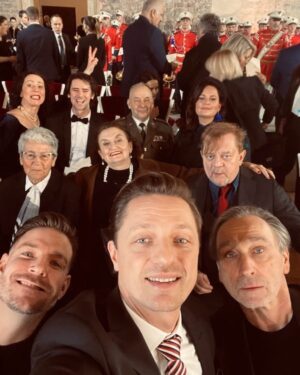 Jitka Čvančarová Instagram - ... preji vam vsem,
krasne prvni, regulerni prezidentske rano!
... Vite, vzdy kdyz jsme spolecne s Vaclavem Marhoulem, se kterym jsme vedli 
diskuze a obcanske debaty
v ruznych mestech Ceske republiky, 
s panem prezidentem @prezident_pavel 
v uplynulych mesicich, urcite i s mnoha z vas, 
co tu mam,
vzdy jsem si na samotny zaver debat,
dovolila vyslovit nahlas prani.
A to takove, ze bych si jen uprimne prala,
aby vsichni , cely nas narod, 
mohl poznat, co vsechno dobreho sebou nese
pan general Petr Pavel jako clovek. 
... samozrejme do toho patri jeho neoddiskutovatelne odborne znalosti a kompetence, 
jeho racionalita, 
jeho schopnost divat se na veci v hlubokem a sirokem kontextu, 
jeho klid a rozvaznost za kazdych okolnosti,
ale predevsim to, jak je moralne nastaveny lidsky.
Nepredstíraně laskavy spravňák a gentleman, 
coz jsem poznala intenzivne na vlastni kuzi, 
neb celou tu dobu jsem jezdila 
se slozitym zranenim nohy a nemohla se prilis hybat. Jeho prirozene obavy, ucast a pece, byla nevsedni.
... Vsechno, co jsem za tu dobu pozorovala, mne o tom vsem jen vice a vice ubezpecovalo.
... s jakou uctou, laskou a nehranym respektem
se chova a mluvi se svou zenou Evou @eva__pavlova .
S jakou elementarni uctou pristupuje ke vsem zenam a k lidem vubec.
Co kolem sebe prirozene siri a vysila...

Jsem stastna, dojata,
samozrejme, ze jsem dojata, neb to po celou tu dobu bytostne prozivam!
....jsem stastna, ze me prani bylo vyslyseno,
jsem stastna, ze muzu byt opet hrda 
na naseho prezidenta, 
jsem stastna, ze mame jako narod nekoho, kdo nam muze byt moralni inspiraci.
Jsem stastna , ze se bude opet rikat pravda 
a zit v pravde, jakkoli je to nekdy tvrde.

Jsem stastna, ze se na Prazsky hrad,
pocinaje vcerejsim dnem, 
vratily opravdove hodnoty a ciste srdce.

... je ale nad slunce jasne, ze to nemuzeme vsechno nechat na nich. 
Prehodit na ne zodpovednost.
Zakladem demokracie je vlastni odpovednost. 
Tedy je zrejme, ze kazdy den, 
clovek musi zacinat sam u sebe. 
Bez toho se nepohneme :-)))

DEKUJI 🫀 @prezident_pavel 

🤍❤️💙
#🇨🇿