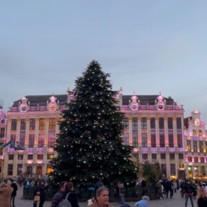 Jitka Čvančarová Instagram - ... Adventni pozdraveni z uvedeni filmu The Painted Bird / Nabarvene Ptace @thepaintedbirdmovie 
v Bruselu. 
Dekuji vsem diplomatum, stazistum a vsem hostum
za uzasnou diskuzi po filmu, 
kterou jsme spolecne vedli az temer do pulnoci, 
v zaveru celeho dne proti antisemitismu.
Ptace stale rezonuje ve vasich srdcich,
v kontextu dnesni reality mozna vice nez kdy jindy. 
Kez jeho hluboke poselstvi stale otevira lidske duse. Poselstvi lasky a nadeje. 
Pevneho uvedomeni si toho, ze clovek nikdy nesmi dopustit, aby se nechal pohltit a ovladnout strachem, nenavisti, pomstou, zlem, 
ackoli casti vseho jsou v kazdem z nas. Svetlo i tma. 
Kez vam vsem dnesni svetlo,
z te prvni zapalene adventni svicky,
prinese smirlivost, klid, lasku a touhu porozumet si.
❤️
#czechembassybrussels 
#thepaintedbird 
#vaclavmarhoul
#ptacestaleleti
