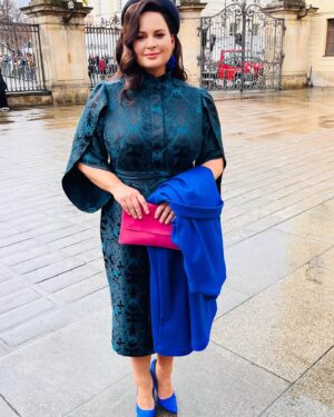 Jitka Čvančarová Instagram - ... preji vam vsem,
krasne prvni, regulerni prezidentske rano!
... Vite, vzdy kdyz jsme spolecne s Vaclavem Marhoulem, se kterym jsme vedli 
diskuze a obcanske debaty
v ruznych mestech Ceske republiky, 
s panem prezidentem @prezident_pavel 
v uplynulych mesicich, urcite i s mnoha z vas, 
co tu mam,
vzdy jsem si na samotny zaver debat,
dovolila vyslovit nahlas prani.
A to takove, ze bych si jen uprimne prala,
aby vsichni , cely nas narod, 
mohl poznat, co vsechno dobreho sebou nese
pan general Petr Pavel jako clovek. 
... samozrejme do toho patri jeho neoddiskutovatelne odborne znalosti a kompetence, 
jeho racionalita, 
jeho schopnost divat se na veci v hlubokem a sirokem kontextu, 
jeho klid a rozvaznost za kazdych okolnosti,
ale predevsim to, jak je moralne nastaveny lidsky.
Nepredstíraně laskavy spravňák a gentleman, 
coz jsem poznala intenzivne na vlastni kuzi, 
neb celou tu dobu jsem jezdila 
se slozitym zranenim nohy a nemohla se prilis hybat. Jeho prirozene obavy, ucast a pece, byla nevsedni.
... Vsechno, co jsem za tu dobu pozorovala, mne o tom vsem jen vice a vice ubezpecovalo.
... s jakou uctou, laskou a nehranym respektem
se chova a mluvi se svou zenou Evou @eva__pavlova .
S jakou elementarni uctou pristupuje ke vsem zenam a k lidem vubec.
Co kolem sebe prirozene siri a vysila...

Jsem stastna, dojata,
samozrejme, ze jsem dojata, neb to po celou tu dobu bytostne prozivam!
....jsem stastna, ze me prani bylo vyslyseno,
jsem stastna, ze muzu byt opet hrda 
na naseho prezidenta, 
jsem stastna, ze mame jako narod nekoho, kdo nam muze byt moralni inspiraci.
Jsem stastna , ze se bude opet rikat pravda 
a zit v pravde, jakkoli je to nekdy tvrde.

Jsem stastna, ze se na Prazsky hrad,
pocinaje vcerejsim dnem, 
vratily opravdove hodnoty a ciste srdce.

... je ale nad slunce jasne, ze to nemuzeme vsechno nechat na nich. 
Prehodit na ne zodpovednost.
Zakladem demokracie je vlastni odpovednost. 
Tedy je zrejme, ze kazdy den, 
clovek musi zacinat sam u sebe. 
Bez toho se nepohneme :-)))

DEKUJI 🫀 @prezident_pavel 

🤍❤️💙
#🇨🇿